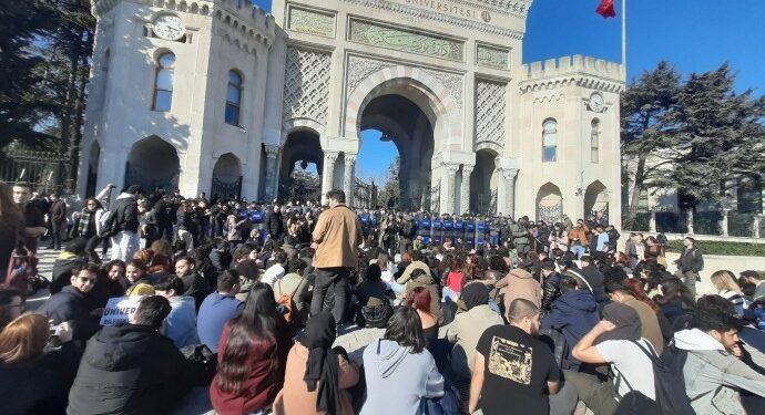 Üniversite Öğrencilerinin Protestosu Sürüyor