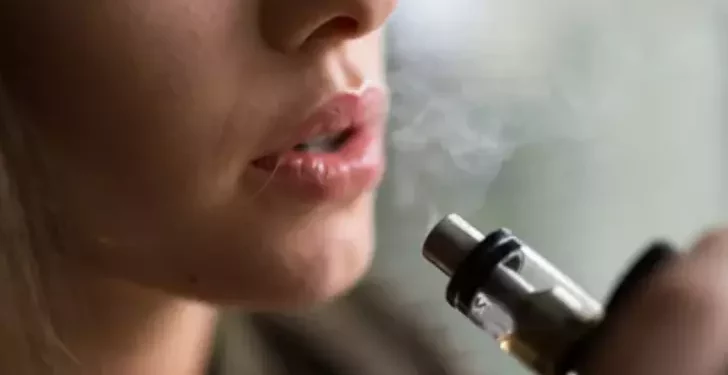 WHO: GENÇLER ARASINDA ALKOL VE E-SİGARA TÜKETİMİ ENDİŞİ VERİCİ BOYUTLARDA