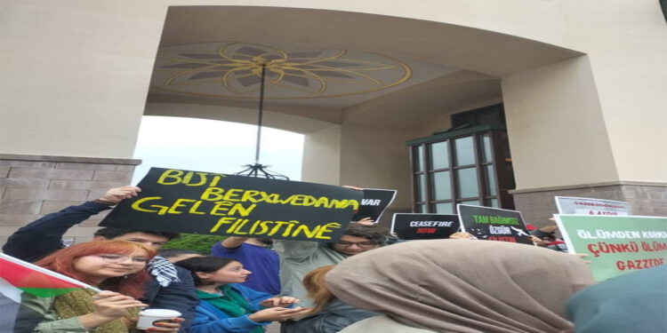 KOÇ ÜNİVERSİTESİN’DE FİLİSTİNE SALDIRILAR PROTESTO EDİLDİ