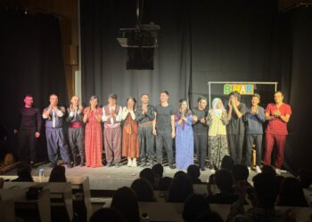 ÜNİVERSİTE ÖĞRENCİLERİNDEN ”DÎROKA VEŞARTΔ TİYATROSU