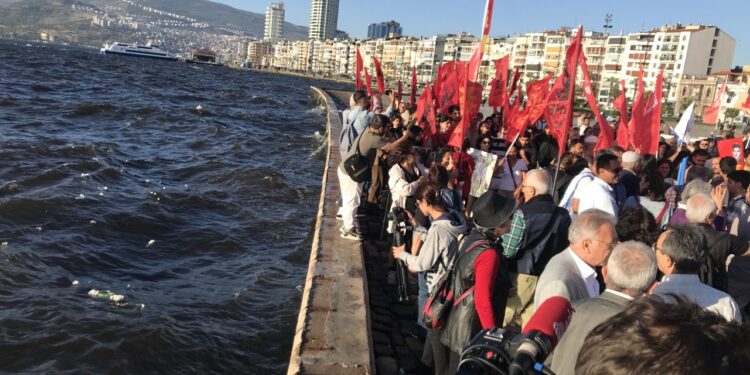 İZMİR’DE DENİZE KARANFİLLER ATILARAK ÜÇ FİDAN ANILDI