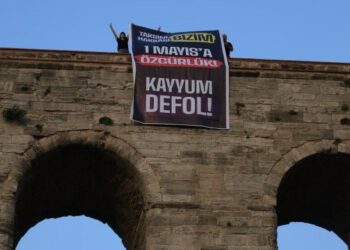 BOZDOĞAN KEMERİNE ”TAKSİM BİZİM HAKKARİ BİZİM PANKARTI ASILDI