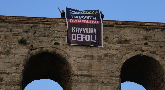 BOZDOĞAN KEMERİNE ”TAKSİM BİZİM HAKKARİ BİZİM PANKARTI ASILDI