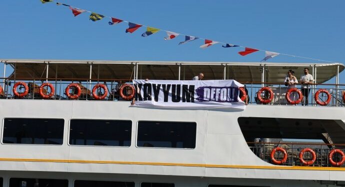 VAPURA ‘KAYYUM DEFOL’ PANKARTI  ASILDI