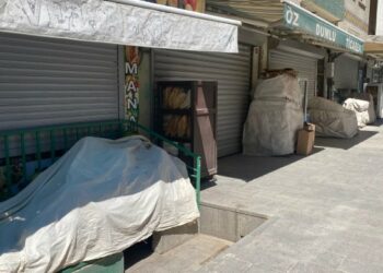 HAKKARİ BELEDİYE EŞBAŞKANINA VERİLEN CEZADAN SONRA ESNAF KEPENK KAPATTI