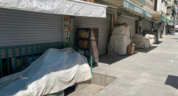 HAKKARİ BELEDİYE EŞBAŞKANINA VERİLEN CEZADAN SONRA ESNAF KEPENK KAPATTI