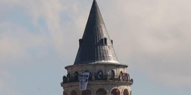 Galata Kulesi’ne ”Kayyum Defol” Pankartı Asıldı