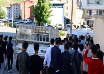 HAKKARİ’DE GENÇLER KAYYUMA KARŞI SOKAKLARA ÇIKTI