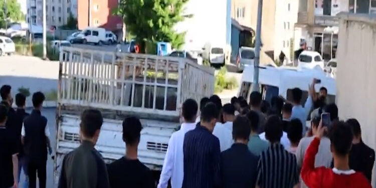 HAKKARİ’DE GENÇLER KAYYUMA KARŞI SOKAKLARA ÇIKTI