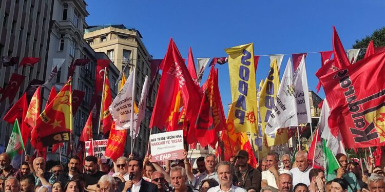 İSTANBUL’DA KAYYUM PROTESTO EDİLDİ