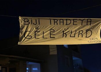 İSTANBUL’DA GENÇLİK KAYYUMA KARŞI PANKART ASTI