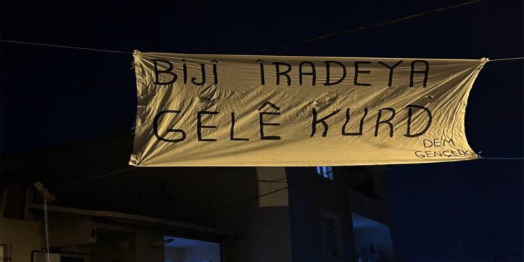 İSTANBUL’DA GENÇLİK KAYYUMA KARŞI PANKART ASTI