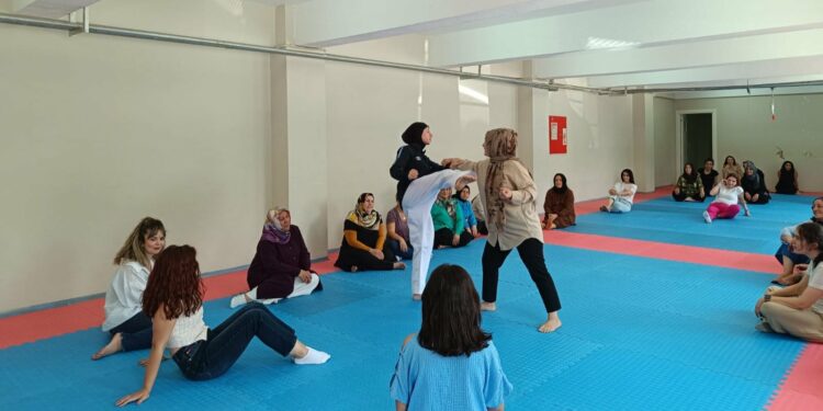 Bağlar Belediyesi Kadın Çalışanlara Öz Savunma Eğitimi Verdi