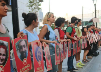 İzmir’de 33 Düş Yolcusu İçin İnsan Zinciri