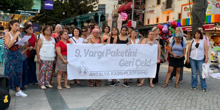Antalya Kadın Platformu: Kadınlar Yargı Paketinize Sığmaz
