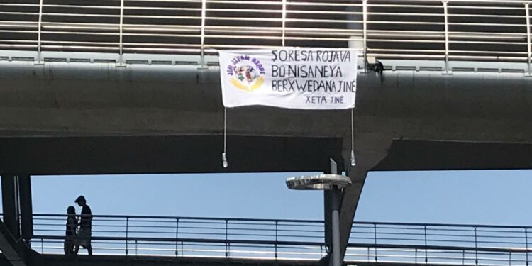 Xeta Jinê Haliç Köprüsüne Pankart Astı !