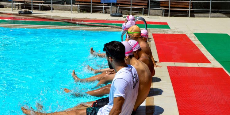 Otistik Çocuklara Yüzme Eğitimi Veriliyor