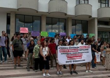 ODTÜ Öğrencileri Rektörü Protesto Etmek İçin Rektörlük Önünde Toplandı !