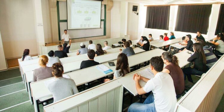 Üniversitelerdeki 1453 Bölümde Profesör Yok