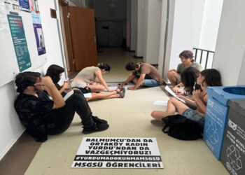 Genç Kadınlar Rektörlük Önünde Oturma Eylemi Başlattı!