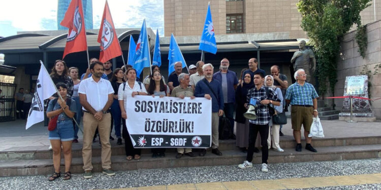 Adliye Önünde Gençlere Özgürlük İstendi