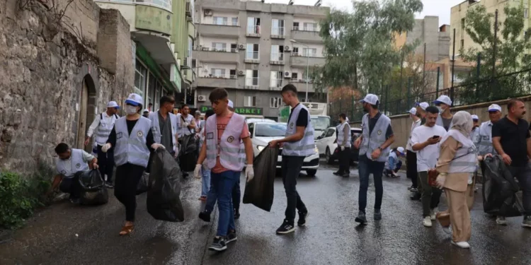 DEM Parti Gençlik Meclisi Cizre Sokaklarını Temizledi