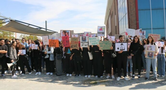Wan’da Öğrenciler Kabaiş İçin Eylem Düzenledi