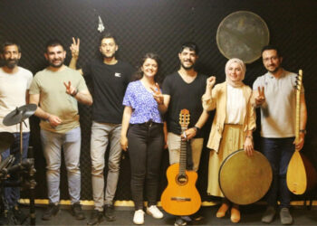 Koma Hevra’nın Solisti Zeynep Doğan Gözaltına Alındı