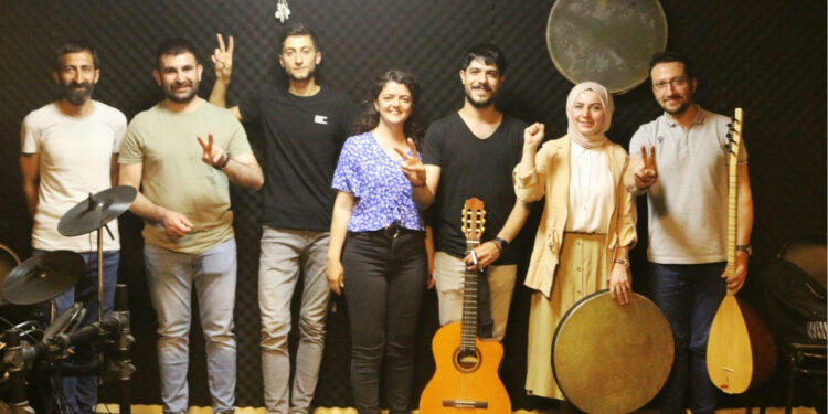 Koma Hevra’nın Solisti Zeynep Doğan Gözaltına Alındı