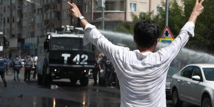 Tüm Kürdistan Gençliğini Direnişe Çağırıyoruz