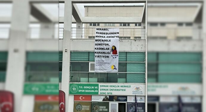Kampüse 3 Dilde ‘Jin jiyan azadî’ Pankartı Asıldı