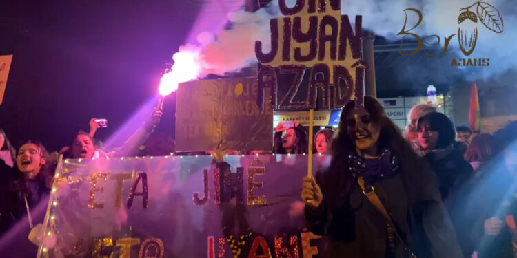 Genç Kadınlar Alanlara Aktı