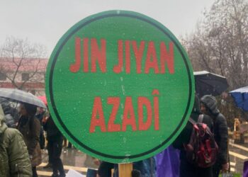 Genç Kadınlar Alanlarda