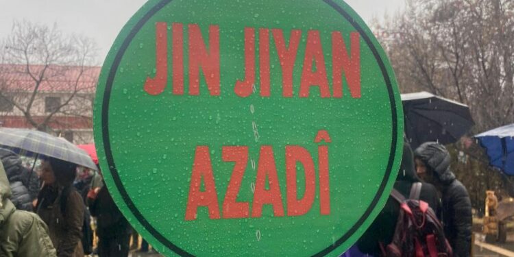 Genç Kadınlar Alanlarda