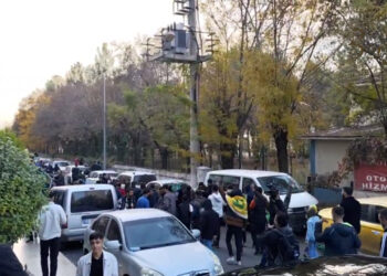 Gençlerden Halay Ve Yürüyüş