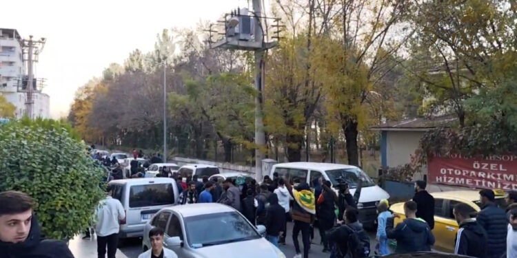 Gençlerden Halay Ve Yürüyüş