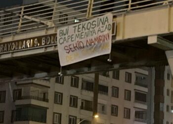 Gençler Katledilen Gazeteciler için Pankart Astı