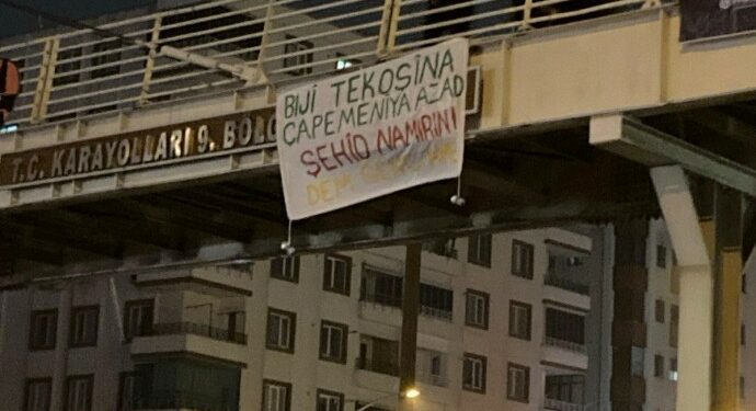 Gençler Katledilen Gazeteciler için Pankart Astı