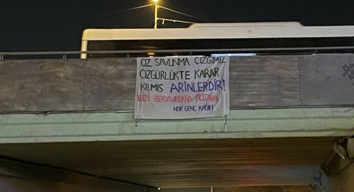 “Genç Kadınlardan Rojava’ya Pankartlı Destek”