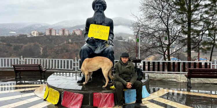 Açlık Grevini Sürdüren Öğrenci Yurttan Atıldı
