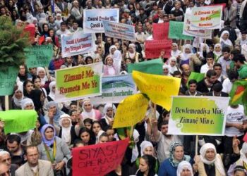 Kürtçe Müzik Dinleyen Gençlere Gözaltı