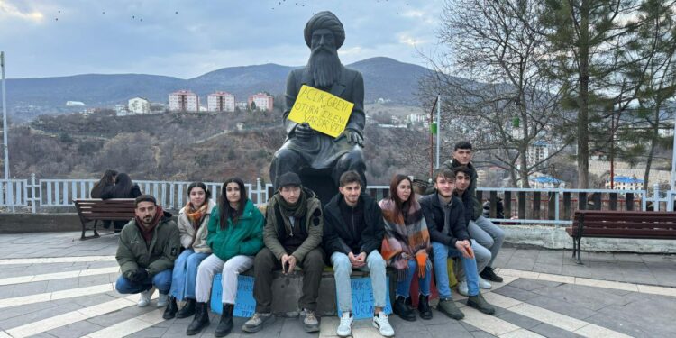 Açlık Grevindeki Öğrenciye Destek