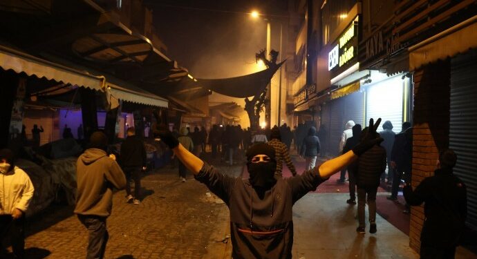 Akdeniz’de Gençlerin Direnişi Sürüyor