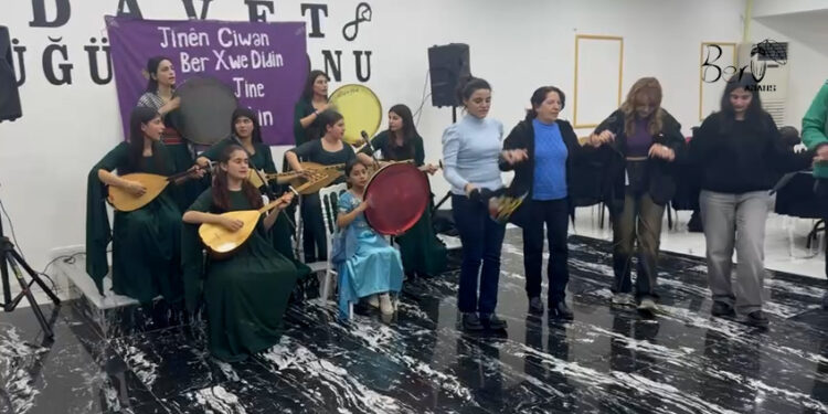 Genç Kadınlar Rojava’ya Destek Konseri Düzenledi