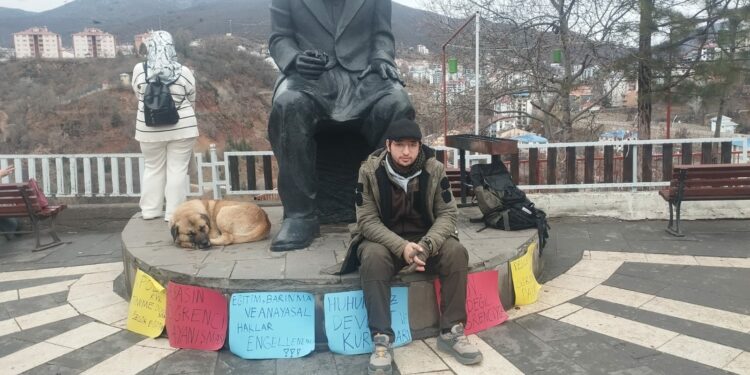 “SSCB Sembolü Taşıyan Öğrenciye Hapis Cezası”