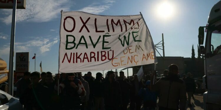 Gençler Pırsus’ta Rojava için Yürüdü