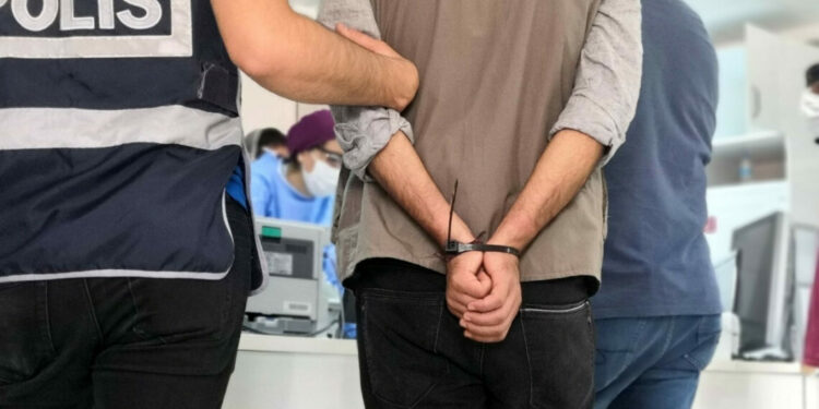 İstanbul’da 17 Genç Tutuklandı