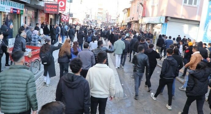 Wan’da Gençler Yürüyüş Düzenledi