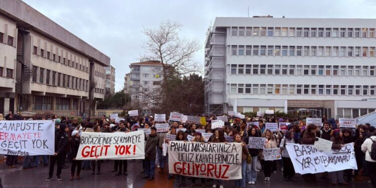 Kayyım Rektör Öğrencilerin Kampüse Girişini Yasakladı