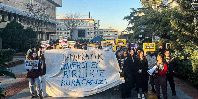 Boğaziçi Üniversitesinde Kulüplere Baskı